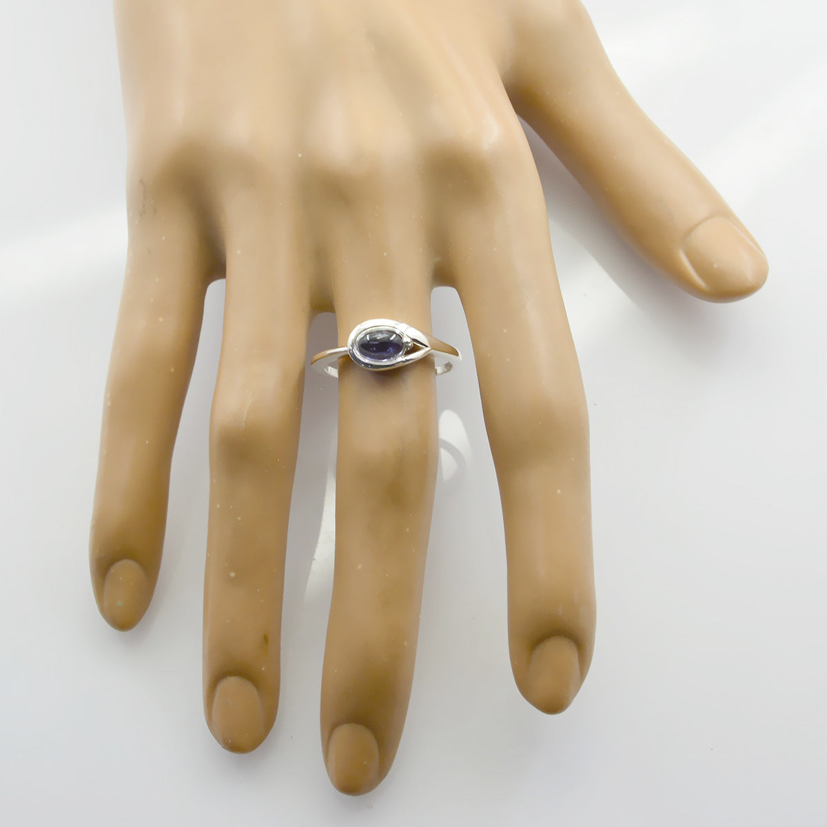 Anillo solitario de amatista turco de plata de ley 925 con gema morada, delicado y sofisticado. Imagen secundaria del producto