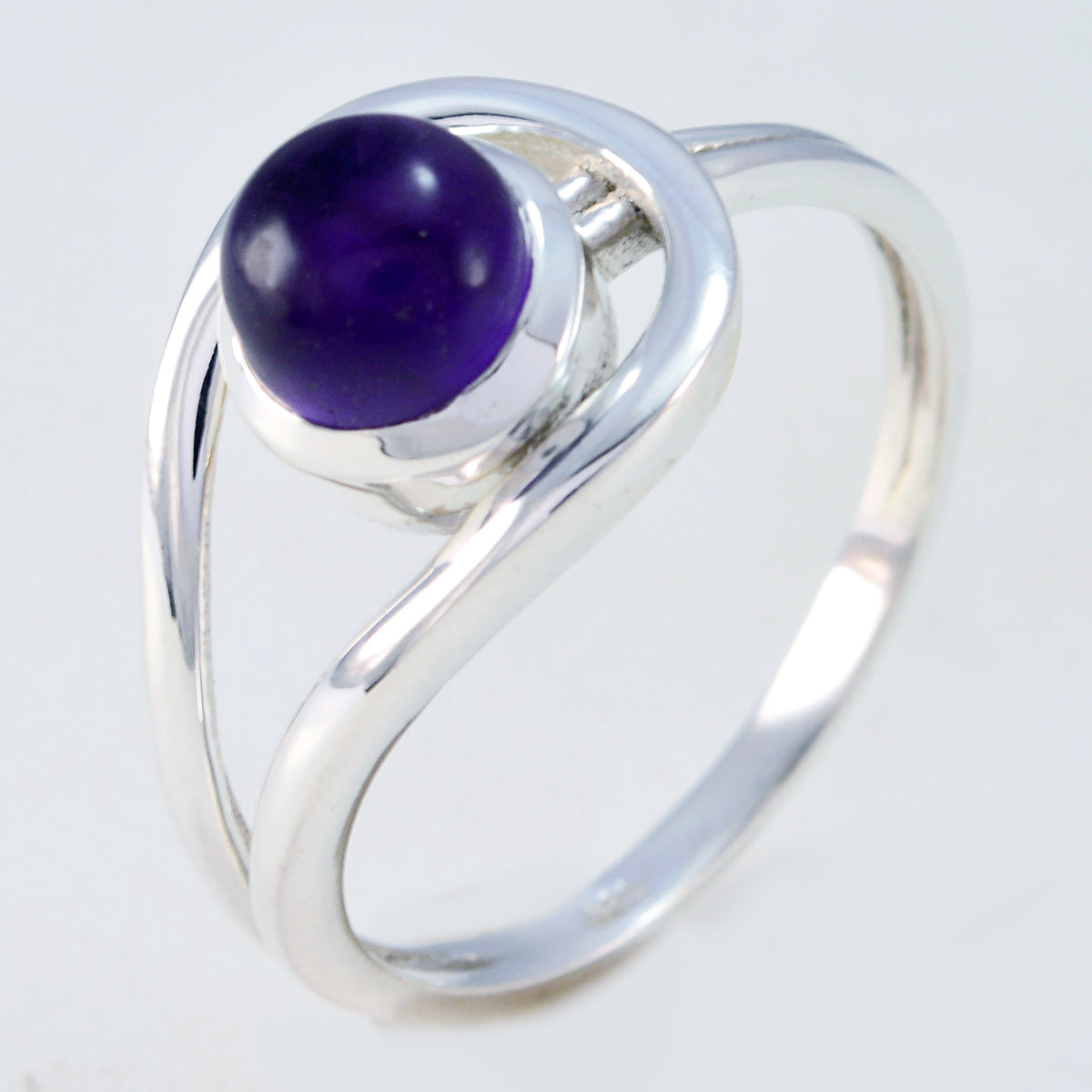 Bague fine en argent et pierres précieuses violettes avec solitaire améthyste Image secondaire du produit