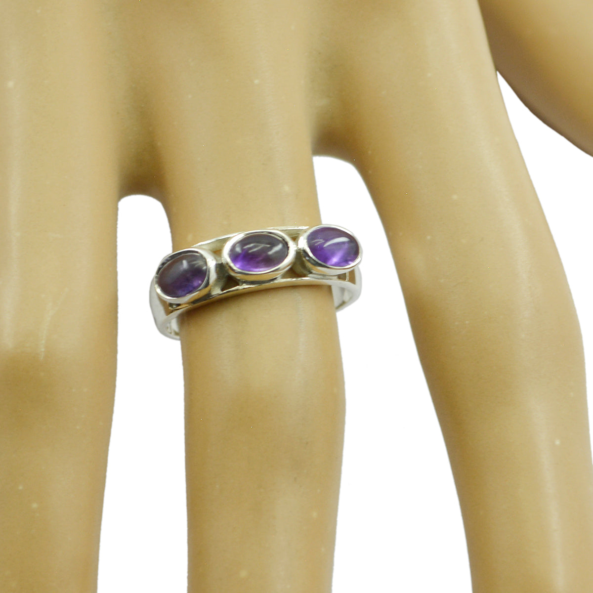 Anillo delicado y sofisticado de trilogía de amatista en plata japonesa 925 con gemas moradas. Imagen secundaria del producto