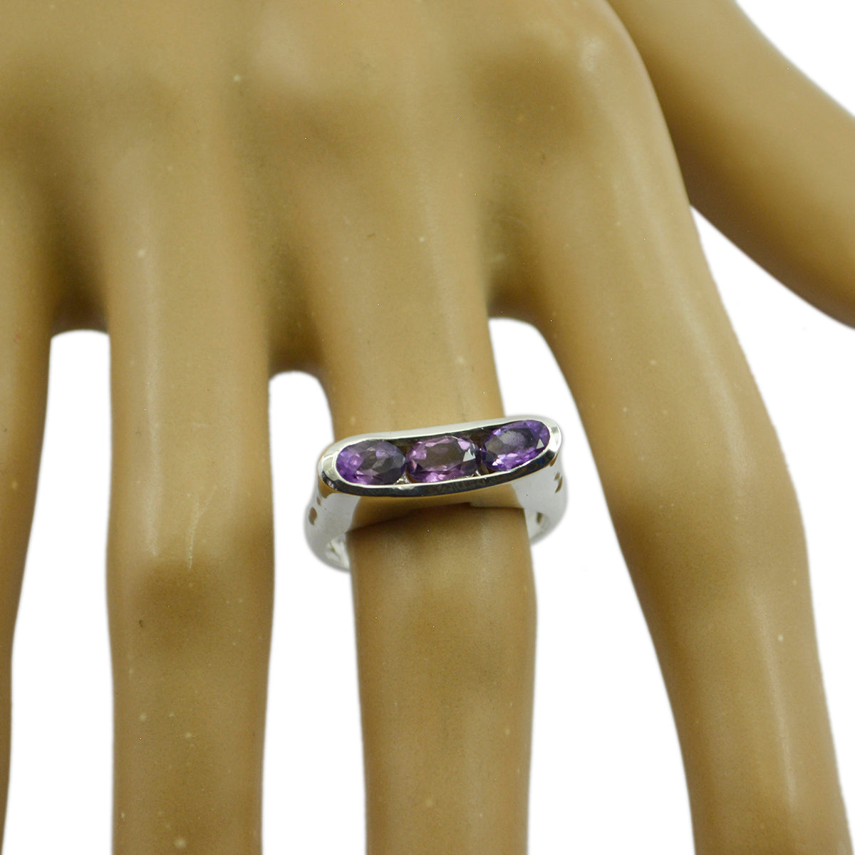 Anillo romántico fino con trilogía de amatista marroquí en plata de ley 925 con gema morada. Imagen secundaria del producto