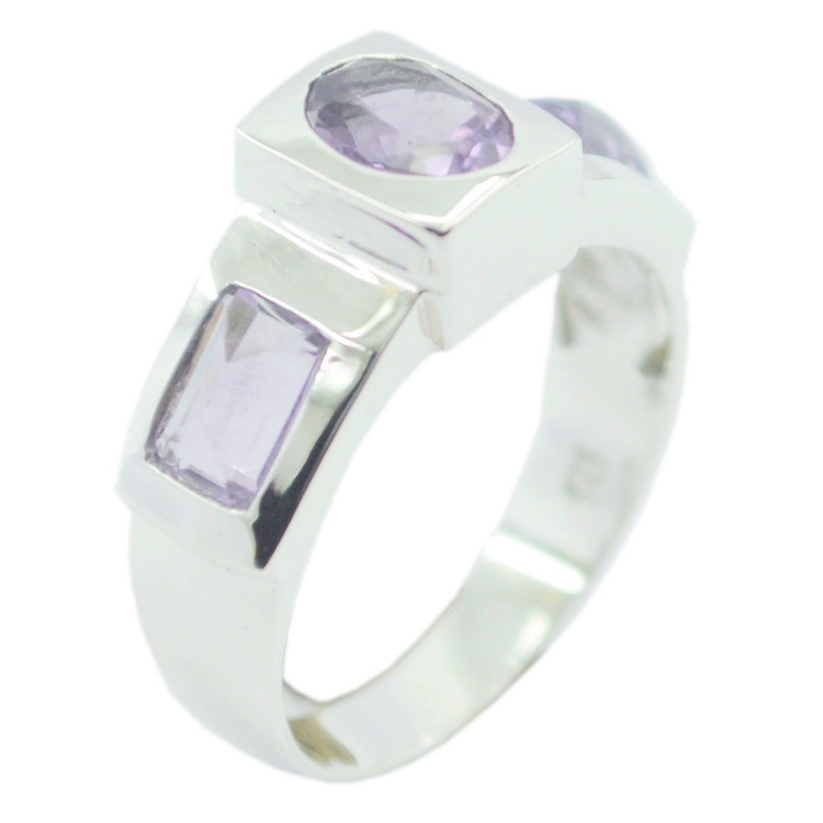 Anillo fino y elegante con trilogía de amatista en plata francesa 92.5 con gema morada. Imagen secundaria del producto