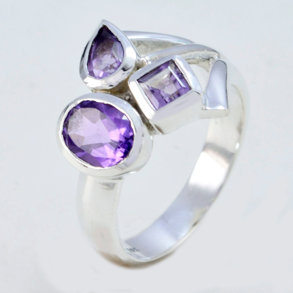 Anello romantico di medio peso con pietre preziose viola in argento 925 marocchino e trilogia di ametista Immagine secondaria del prodotto