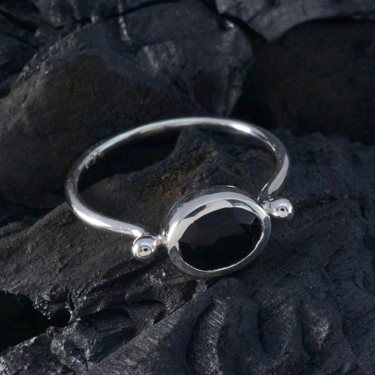 Black Onyx Solitaire Japanese Silver Black Gemstones Dainty Contemporary Ring Jewelry