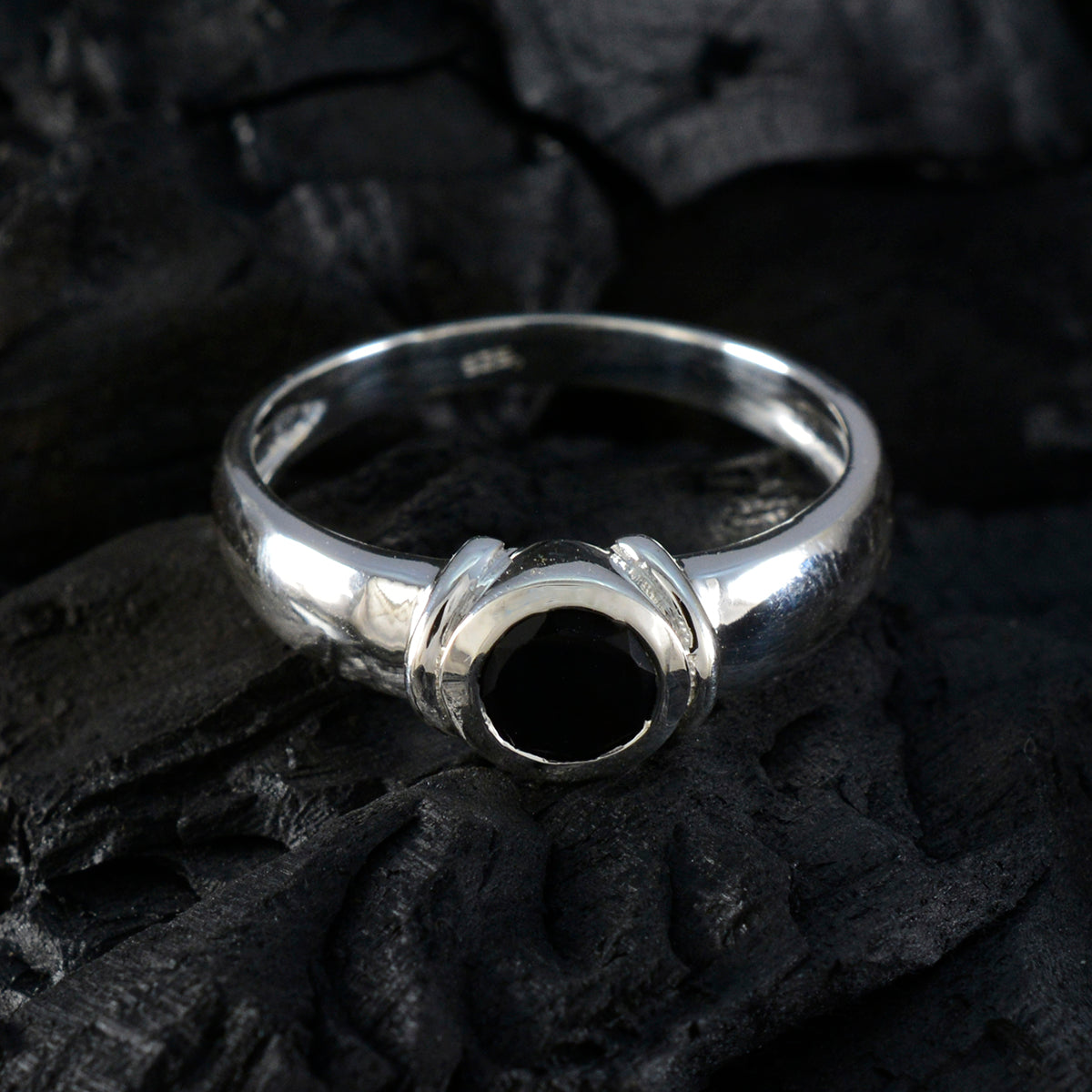 Black Onyx Solitaire Egyptian Sterling Silver Black Gemstones Featherlight Graceful Ring Jewellery
