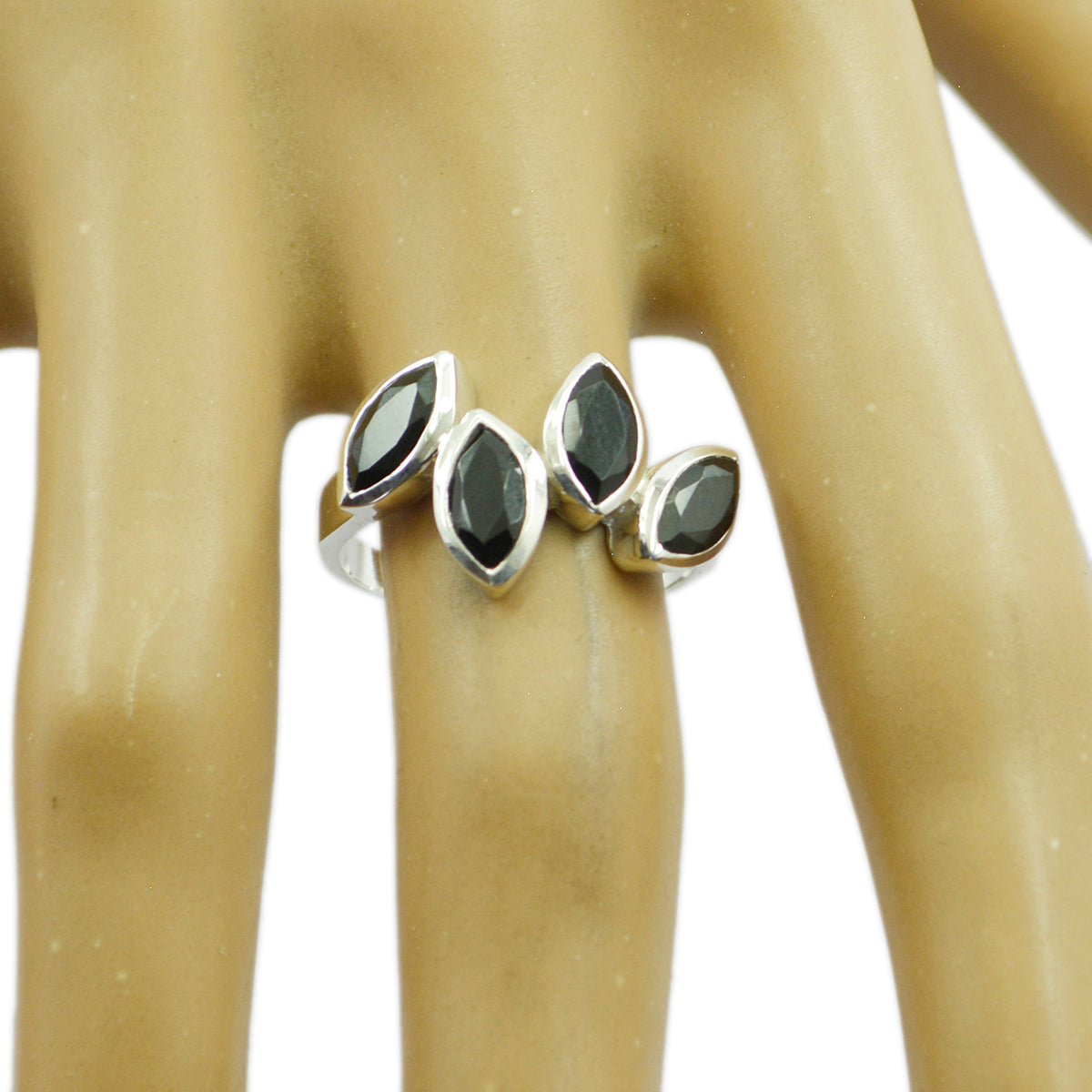 Anello culturale leggero con un quarto di onice nero in argento sterling indiano e pietre preziose nere Immagine secondaria del prodotto