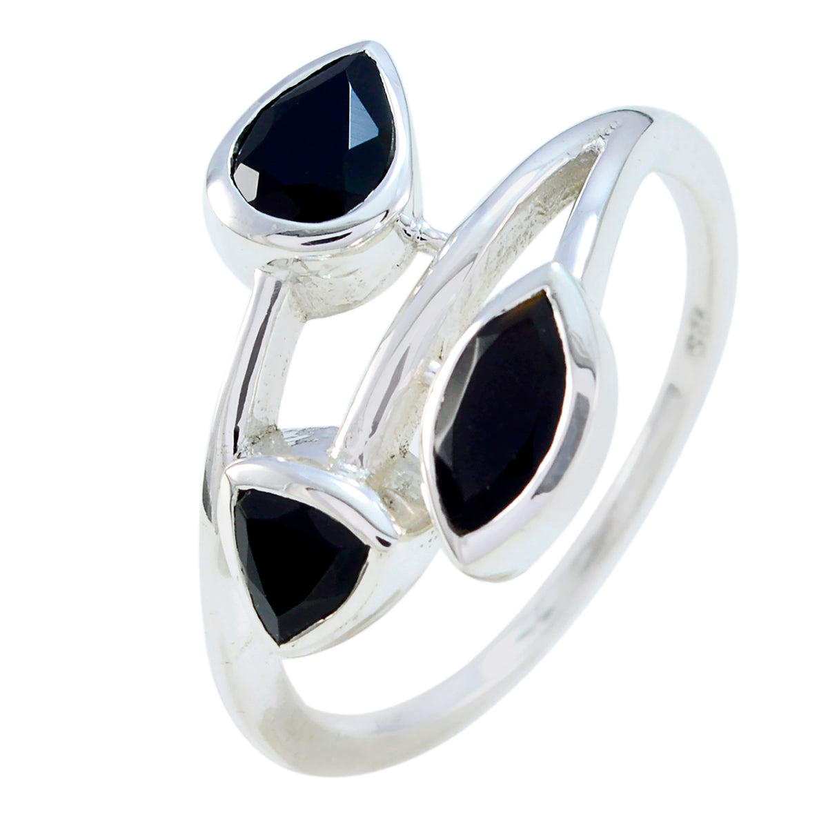 Anillo pequeño y romántico con trilogía de ónix negro en plata de ley 925 alemana con piedras preciosas negras. Imagen secundaria del producto