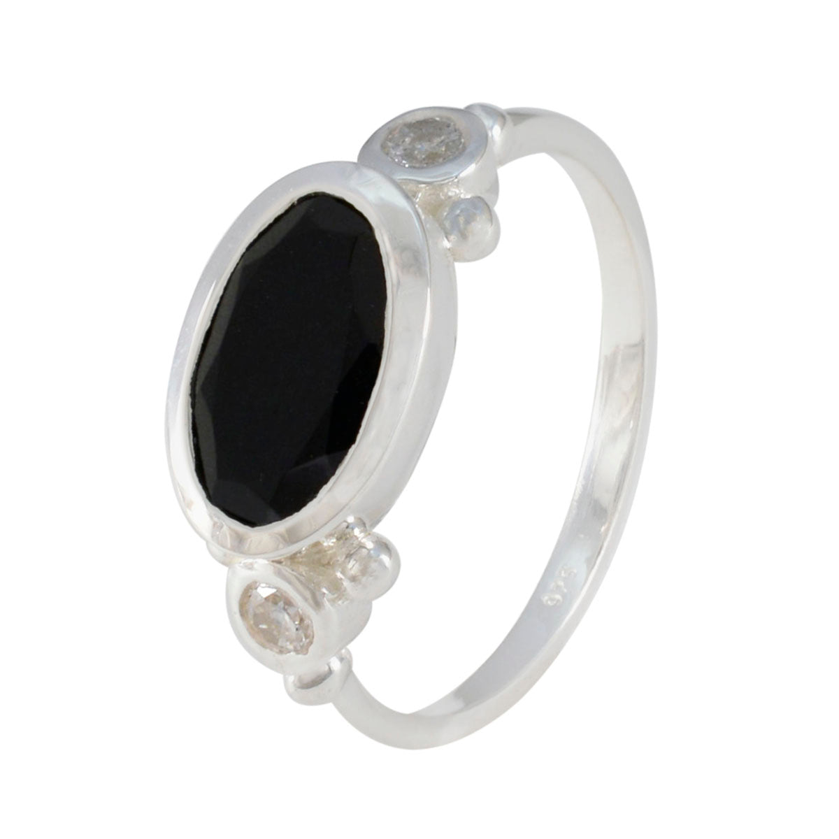 Anillo de moda, fino como un susurro, con trilogía de ónix negro y piedras preciosas negras en plata de ley americana. Imagen secundaria del producto