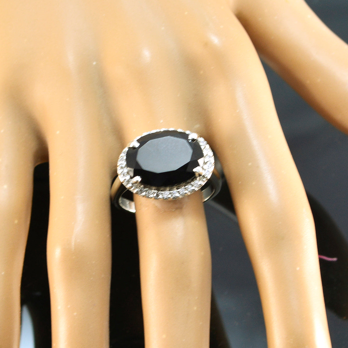Anello versatile contemporaneo con alone di onice nero, argento tedesco 925, pietre preziose nere Immagine secondaria del prodotto