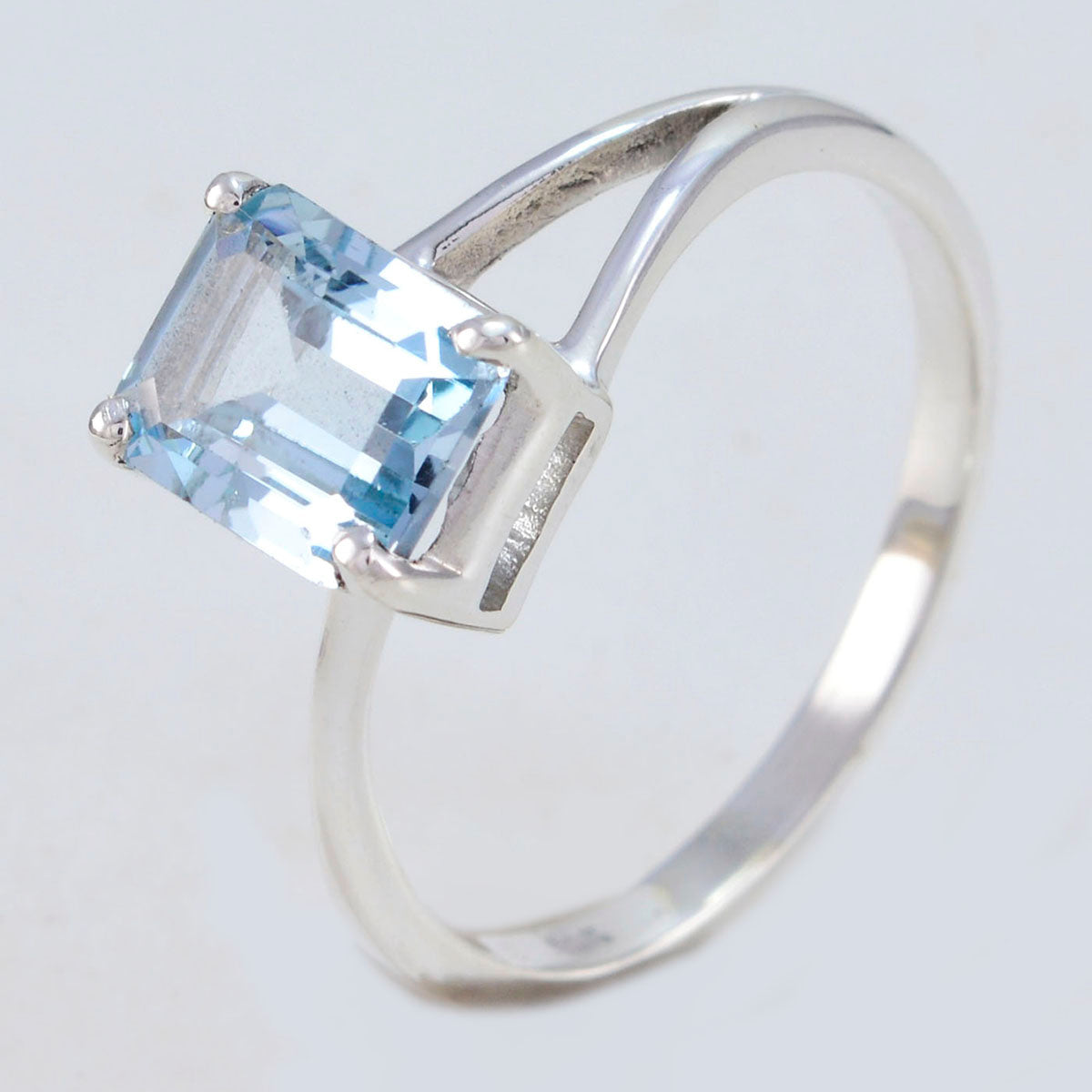 Anillo solitario de topacio azul en plata de ley 925 americana con gemas azules, joya lujosa y delicada. Imagen secundaria del producto