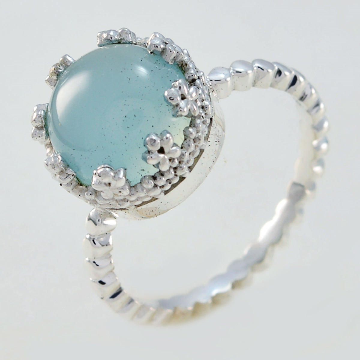 Anello sottile contemporaneo in argento 92,5 con solitario in calcedonio blu egiziano e gemme blu Immagine secondaria del prodotto