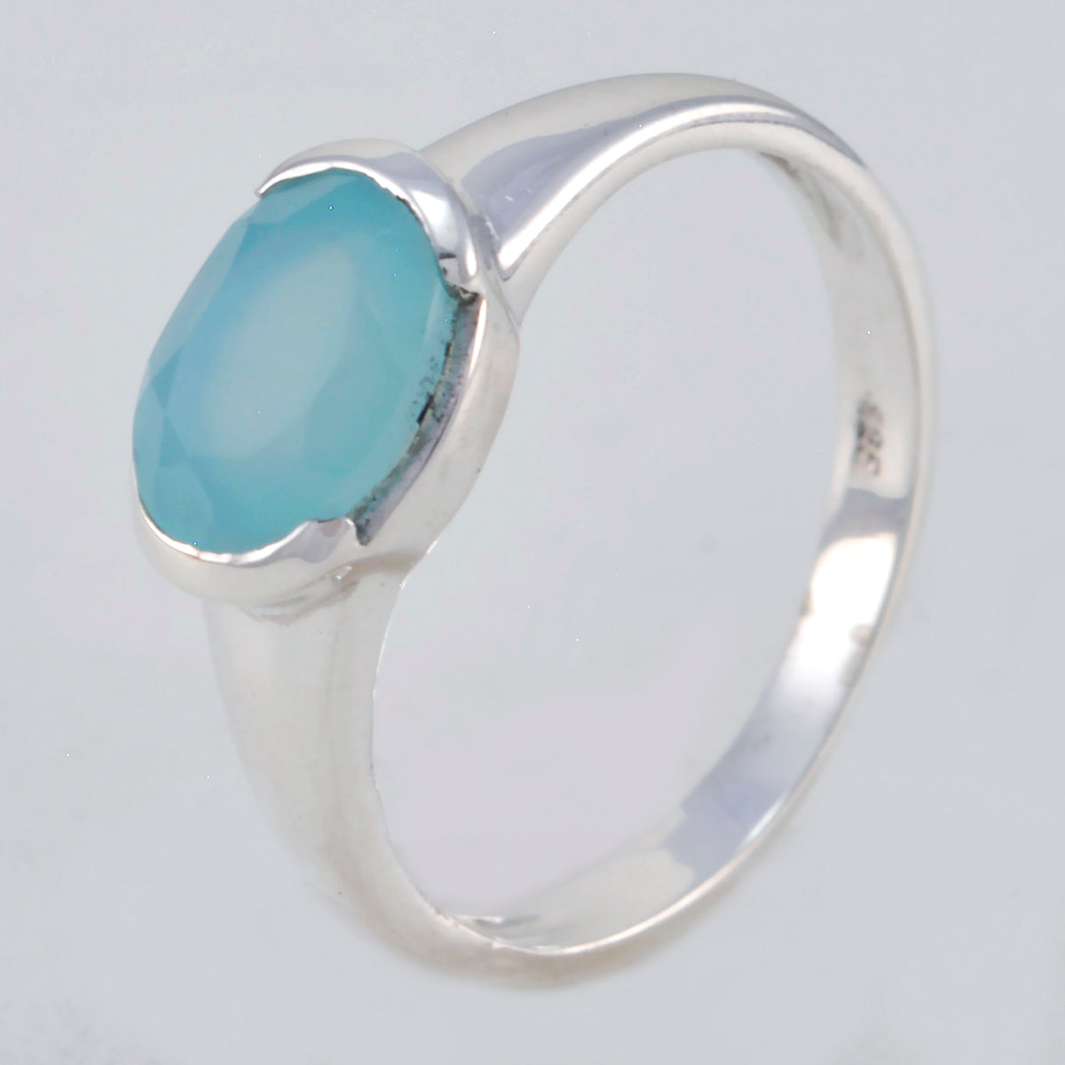 Anello contemporaneo delicato con solitario in calcedonio blu, argento americano e pietre preziose blu Immagine secondaria del prodotto
