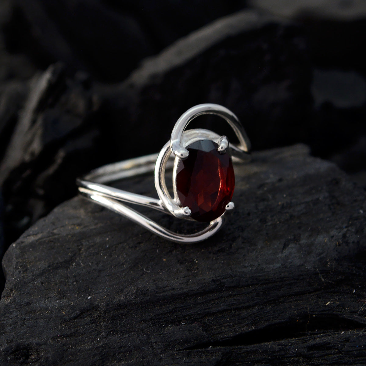 Garnet Solitaire American 92.5 Silver Red Gemstones Delicate Luxurious Ring Jewelry