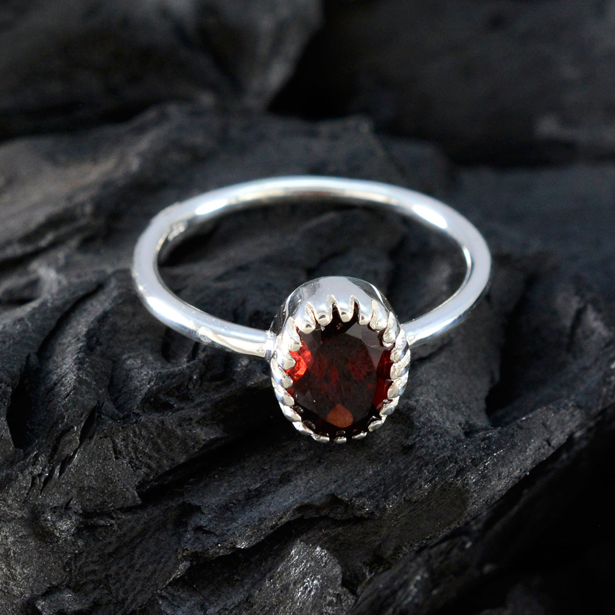 Garnet Solitaire Japanese Sterling Silver Red Gemstone Delicate Luxurious Ring Jewellery