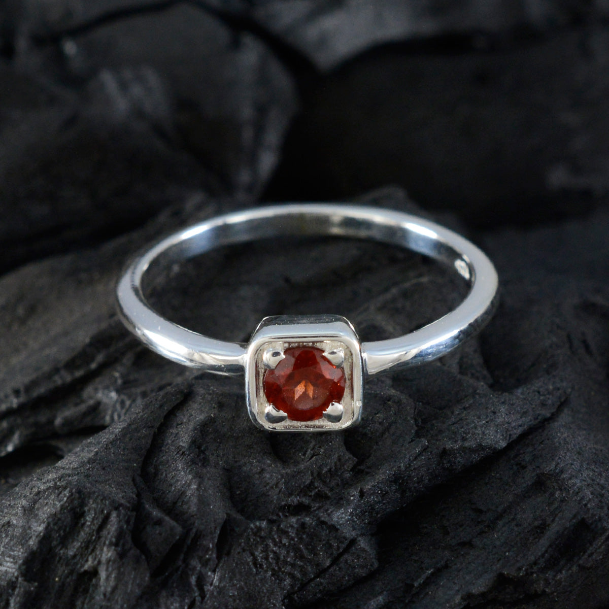 Garnet Solitaire Japanese Silver Red Gemstones Delicate Glamorous Ring Jewellery