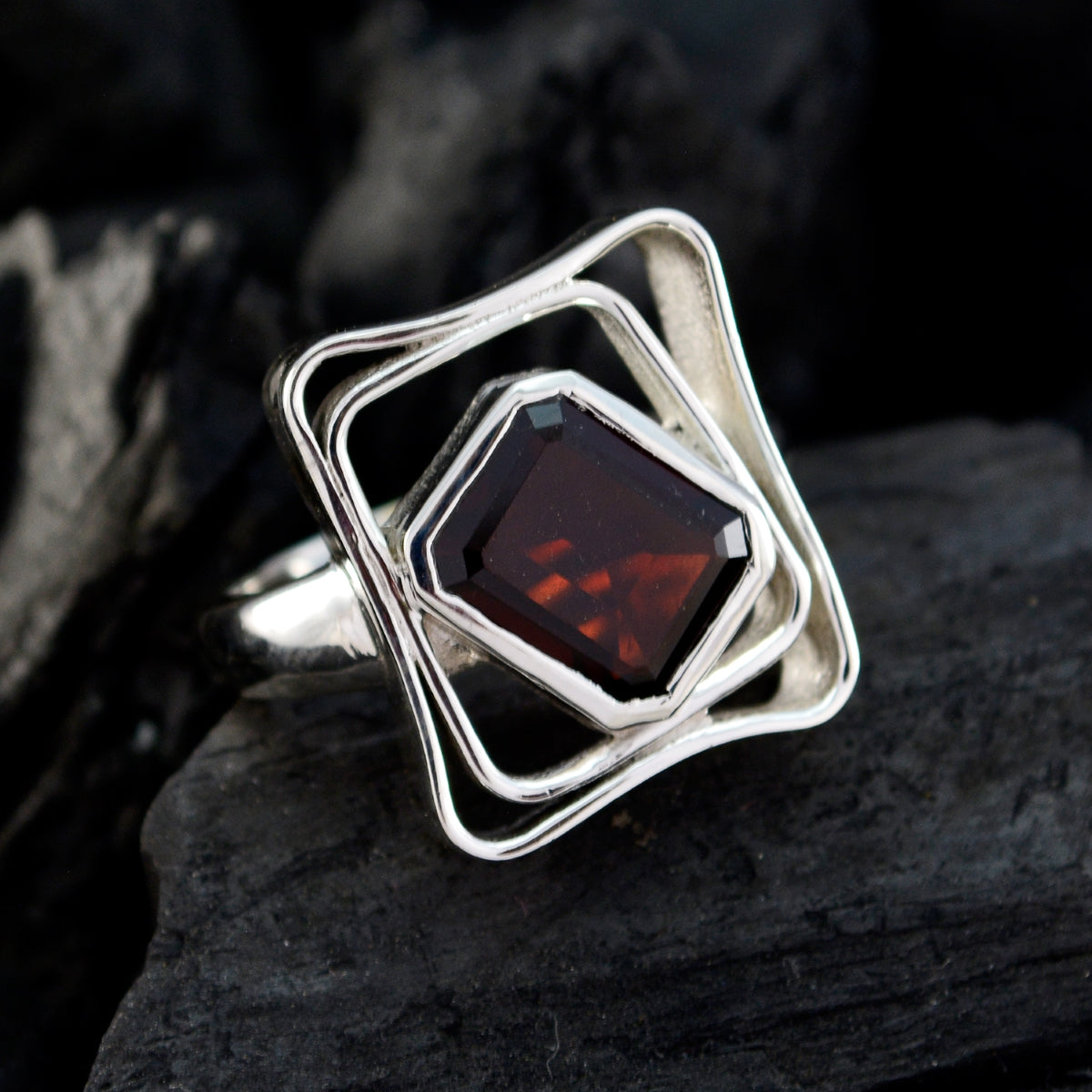 Garnet Solitaire German Sterling Silver Red Gemstone Mid weight Signet Ring Jewellery