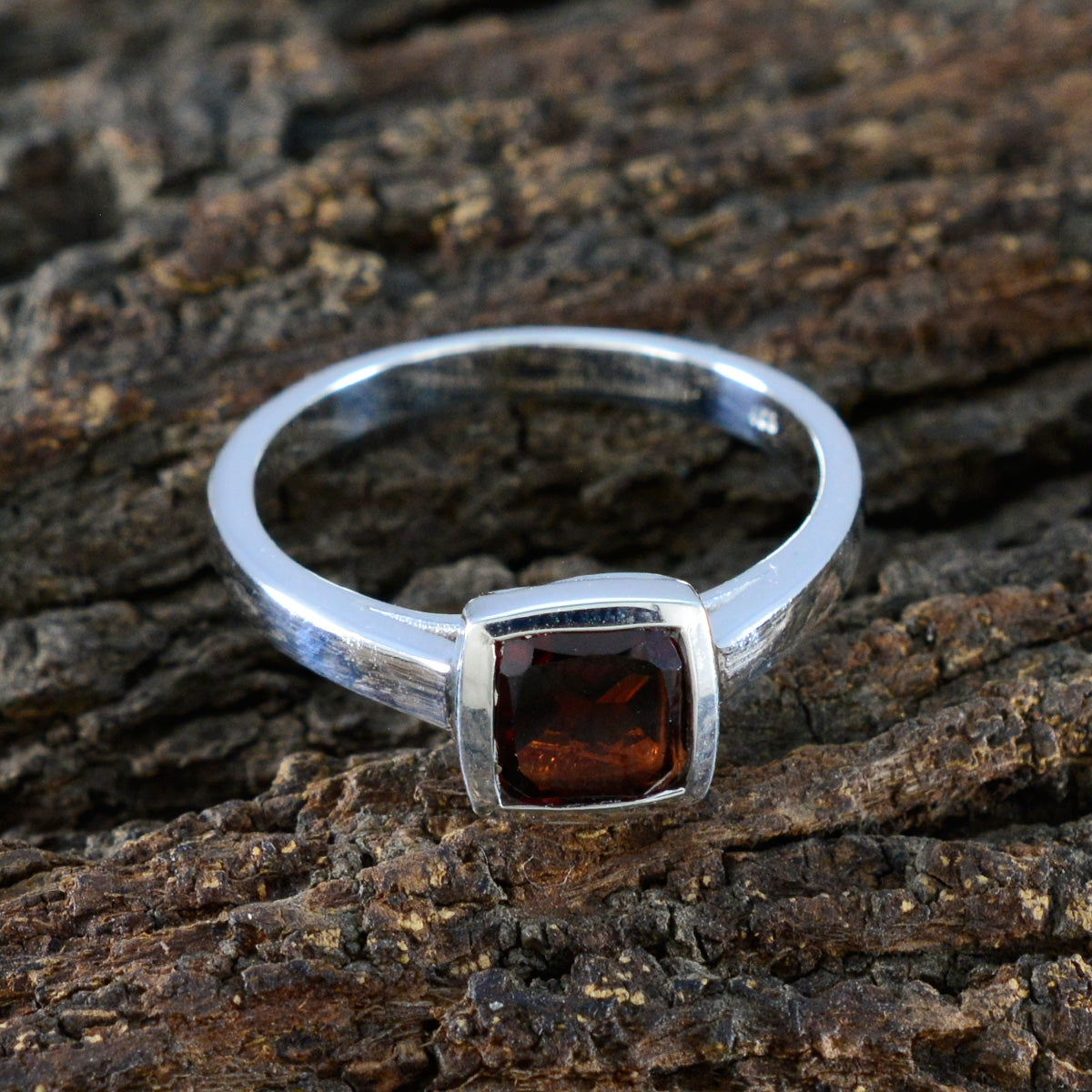 Garnet Solitaire Egyptian 925 Silver Red Gems Featherlight Luxurious Ring Jewelry