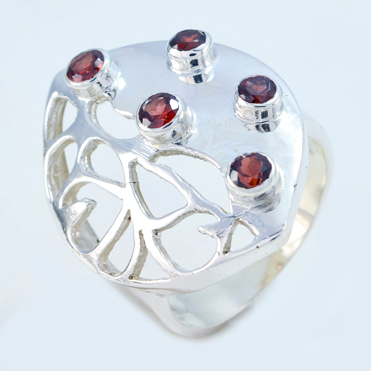 Anillo moderno y versátil con piedras preciosas rojas de plata 925 rusas de granate penta. Imagen secundaria del producto