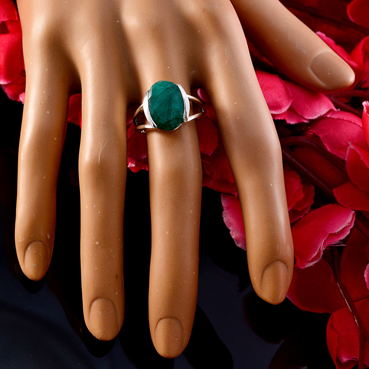 Indian Emerald Solitaire Indian 92.5 Silver Green Gemstones Mid weight Luxurious Ring Jewellery