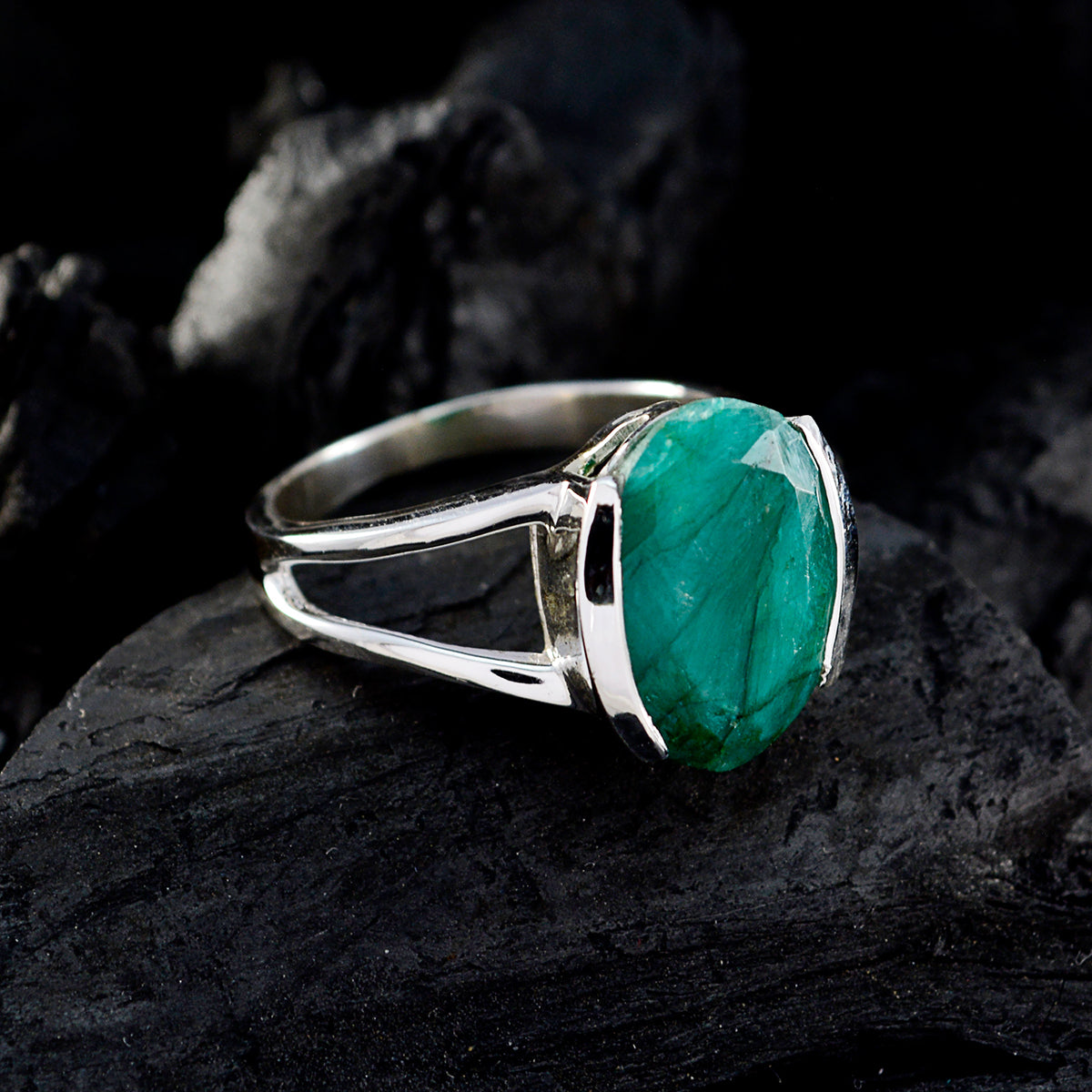 Indian Emerald Solitaire Indian 92.5 Silver Green Gemstones Mid weight Luxurious Ring Jewellery