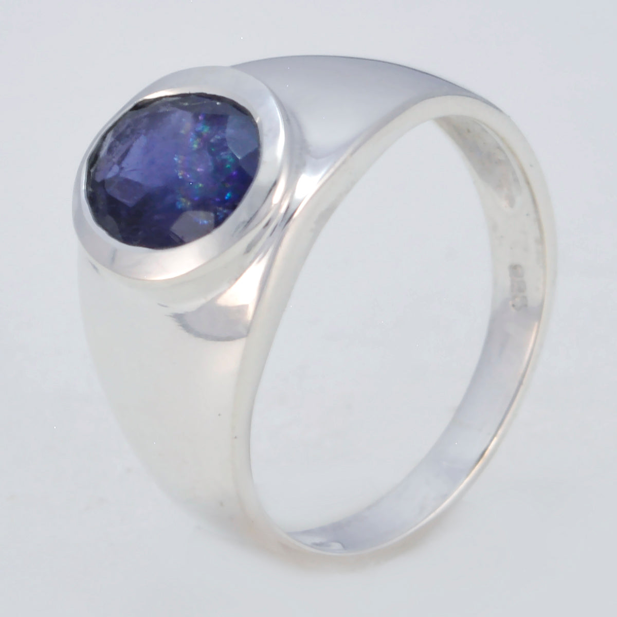 Bague artisanale minimaliste en argent et pierre précieuse bleue iolite solitaire africaine Image secondaire du produit