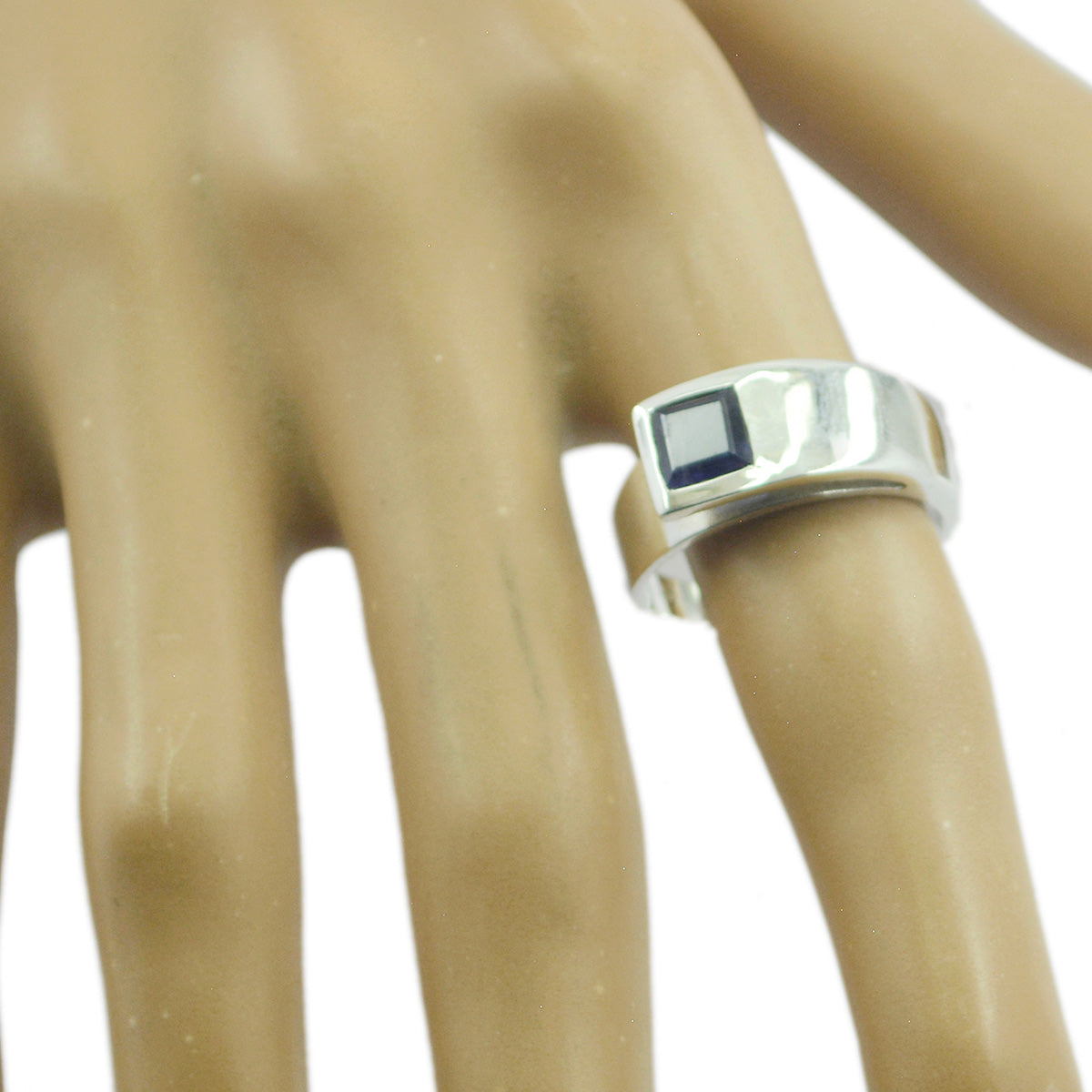 Anillo artesanal minimalista de iolita africana en plata 92,5 con gemas azules Imagen secundaria del producto