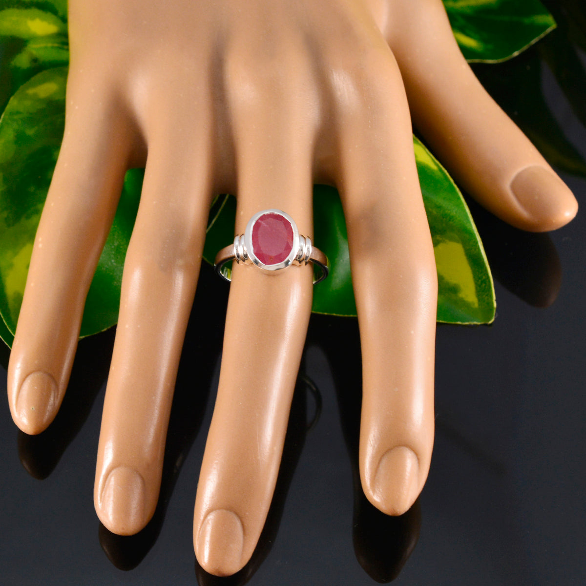 Indischer Rubin-Solitär, indisches Sterlingsilber, rote Edelsteine, mittelschwer, anmutiger Ringschmuck