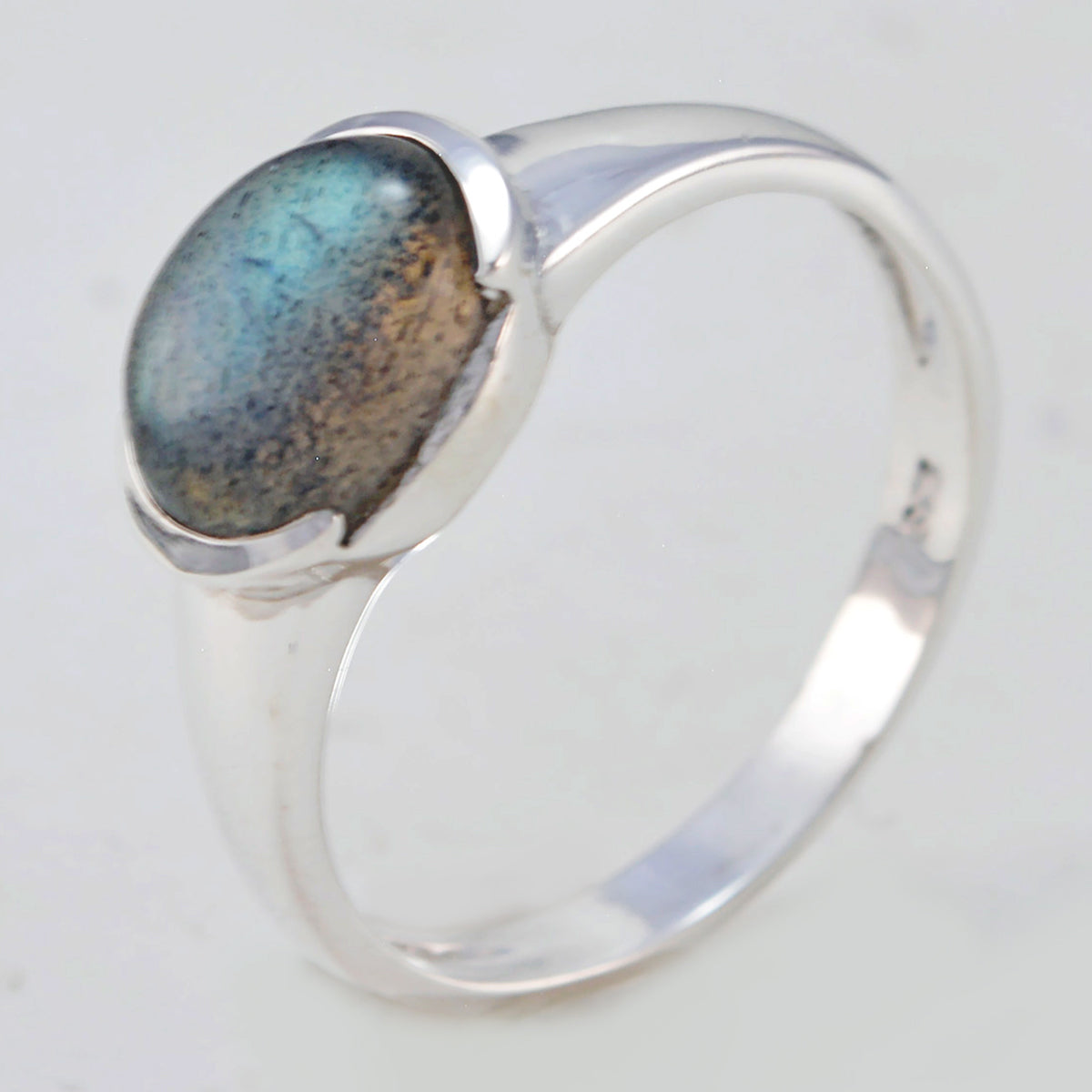 Bague contemporaine délicate en pierre précieuse grise argentée et solitaire labradorite coréenne Image secondaire du produit