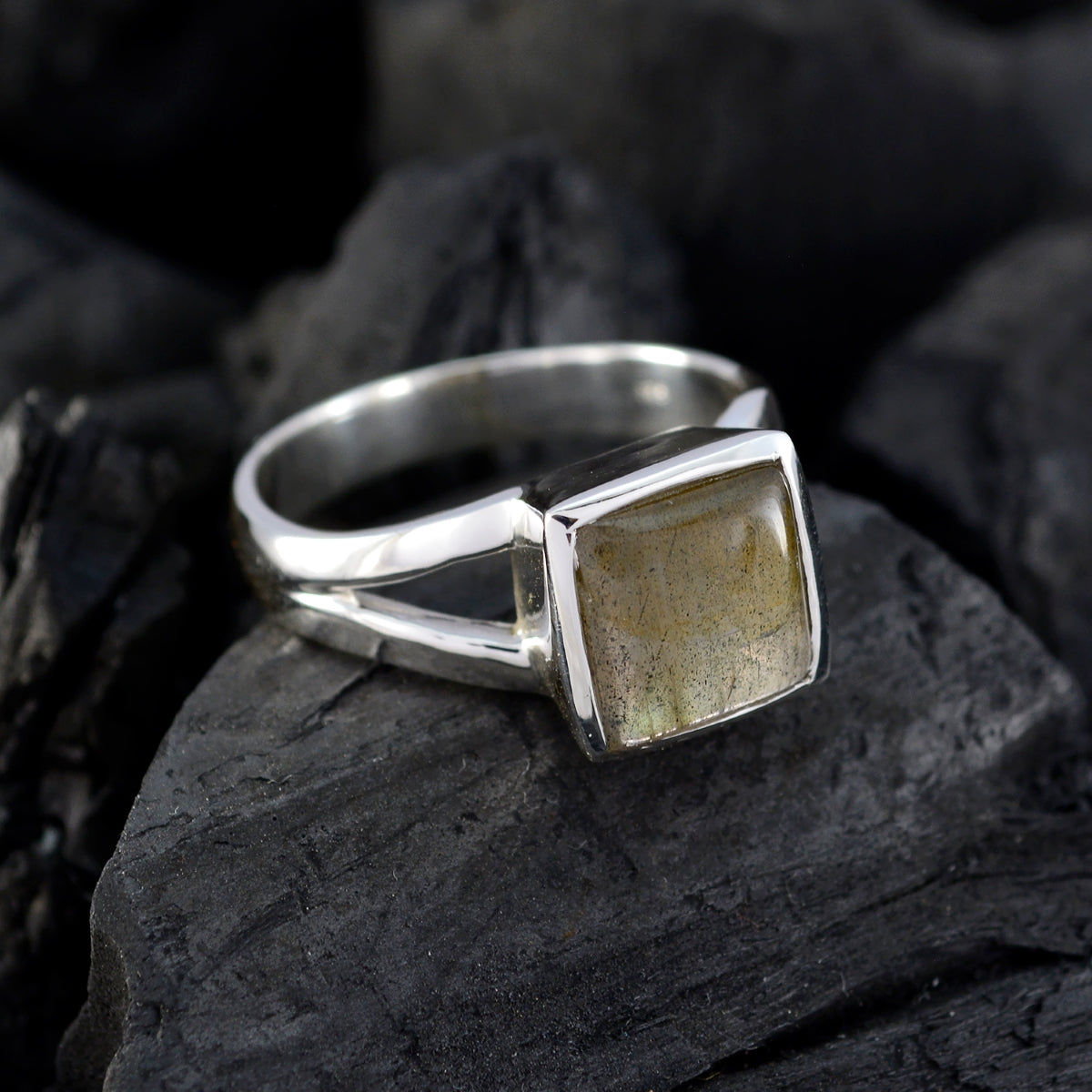 Labradorite Solitaire African Silver Gray Gemstone Eye catching Armor Ring Jewelry