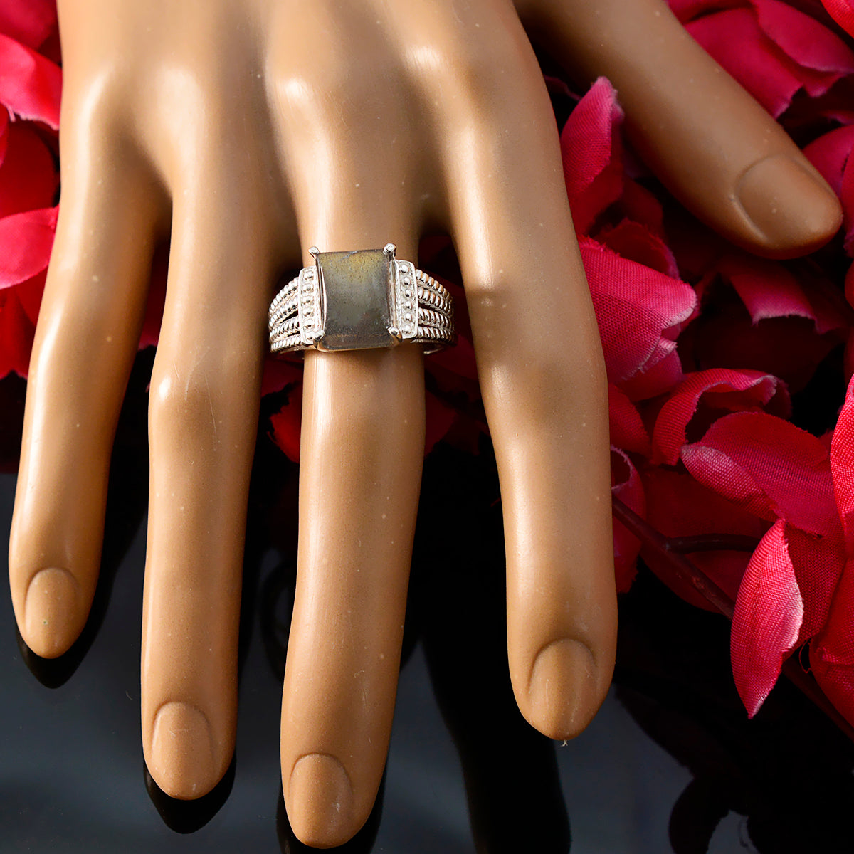 Labradorite Solitaire African Silver Gray Gems Eye catching Modern Ring Jewellery