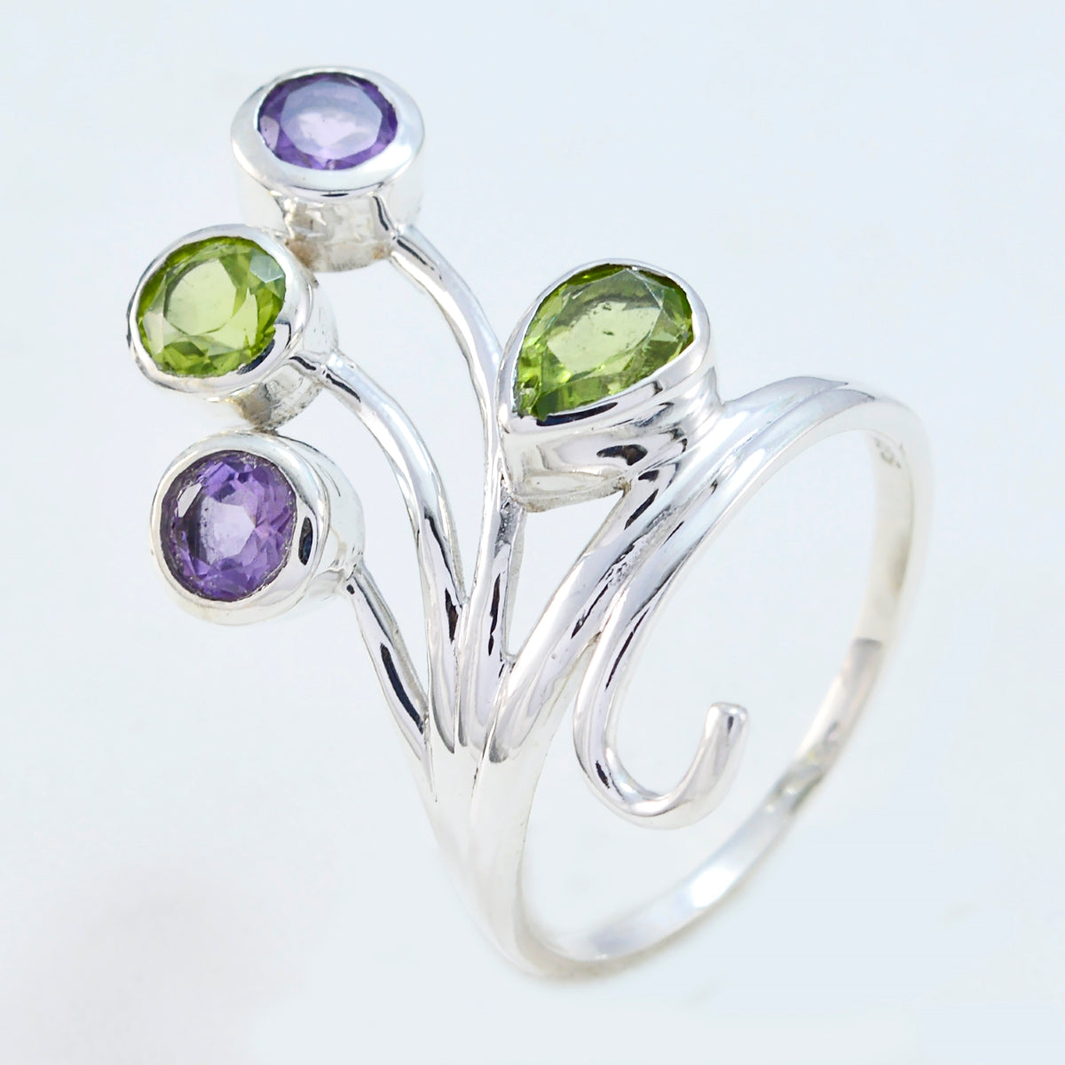 Anillo clásico contemporáneo de plata 925 francesa con piedras preciosas multicolores y un cuarto de piedra. Imagen secundaria del producto