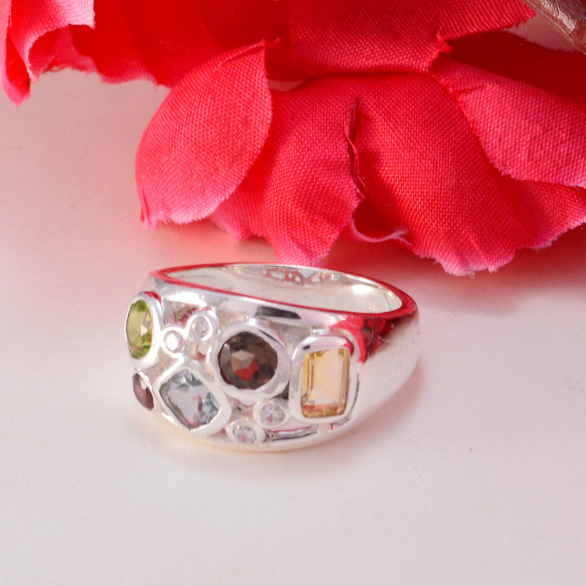 Anillo contemporáneo llamativo con piedras preciosas multicolores en plata francesa 92,5. Imagen secundaria del producto