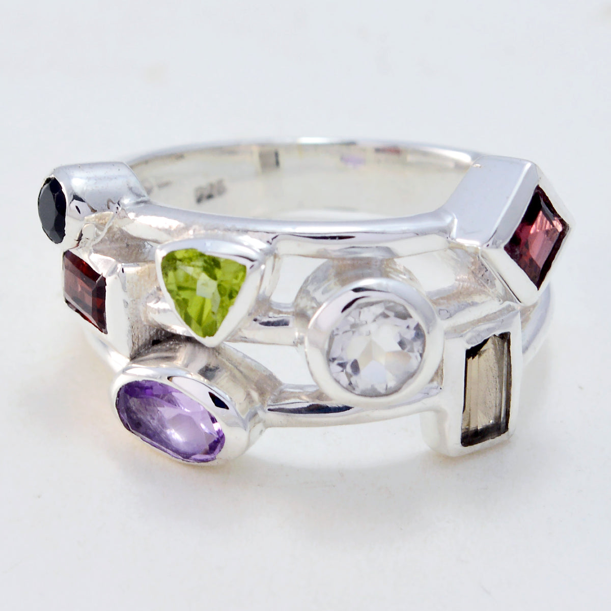Anillo de cóctel versátil con múltiples gemas multicolores en plata de ley 925 india. Imagen secundaria del producto