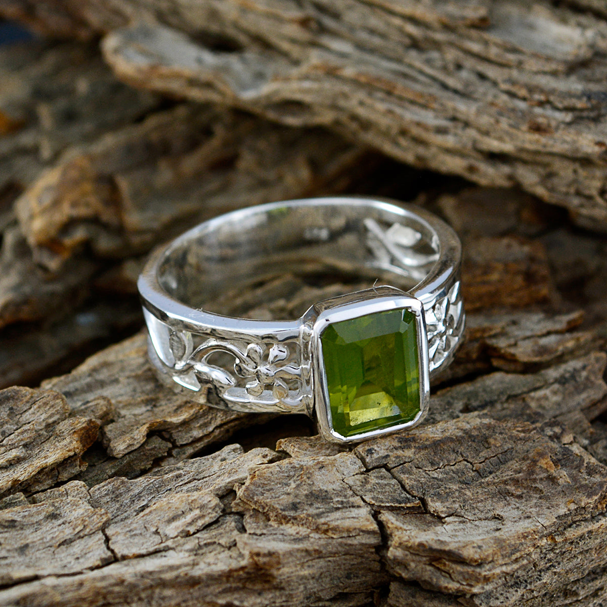 Peridot Solitaire Russian Silver Green Gemstones Eye catching Art Deco Band Jewelry