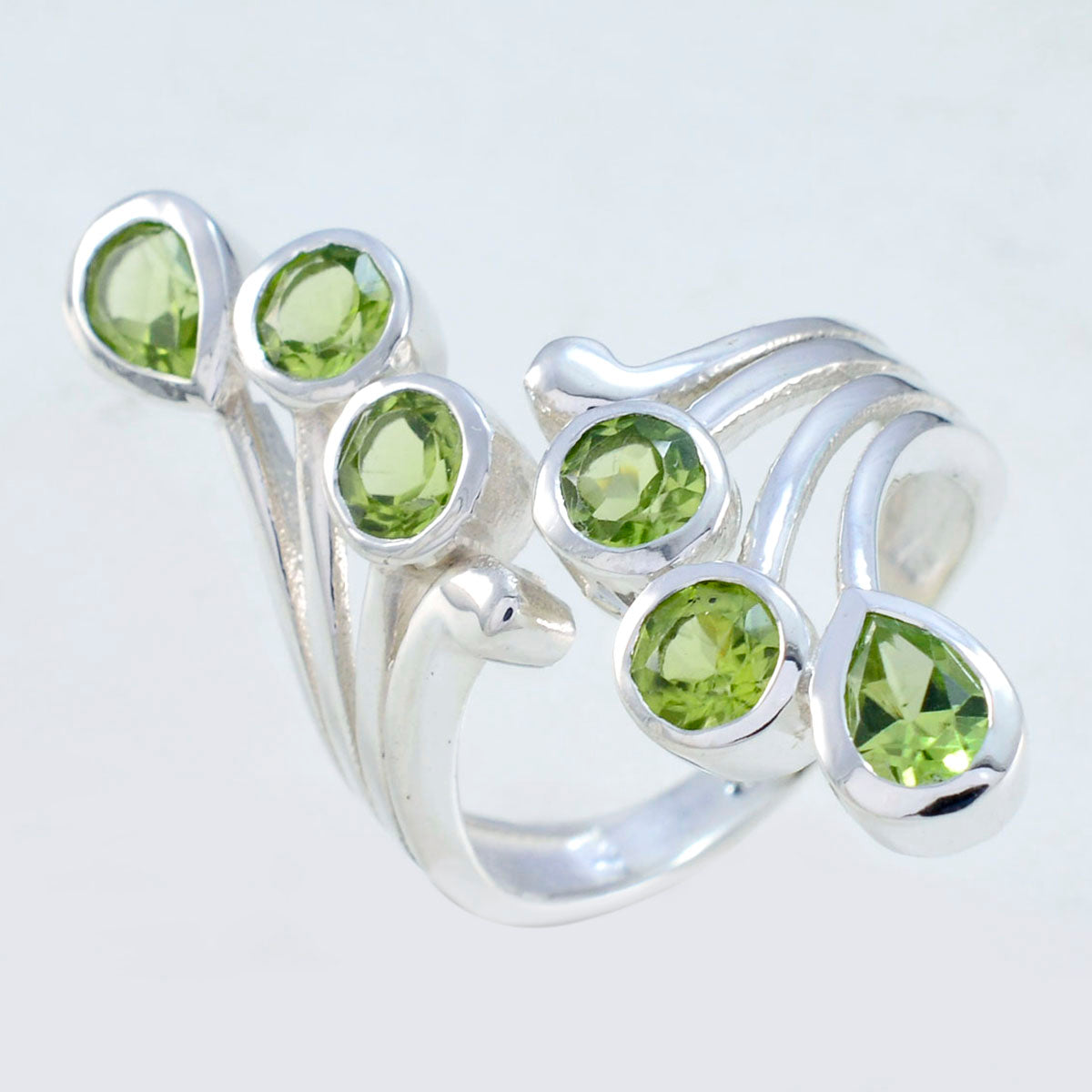 Anello versatile e contemporaneo con gemme verdi in argento sterling indiano con peridoto esagonale Immagine secondaria del prodotto