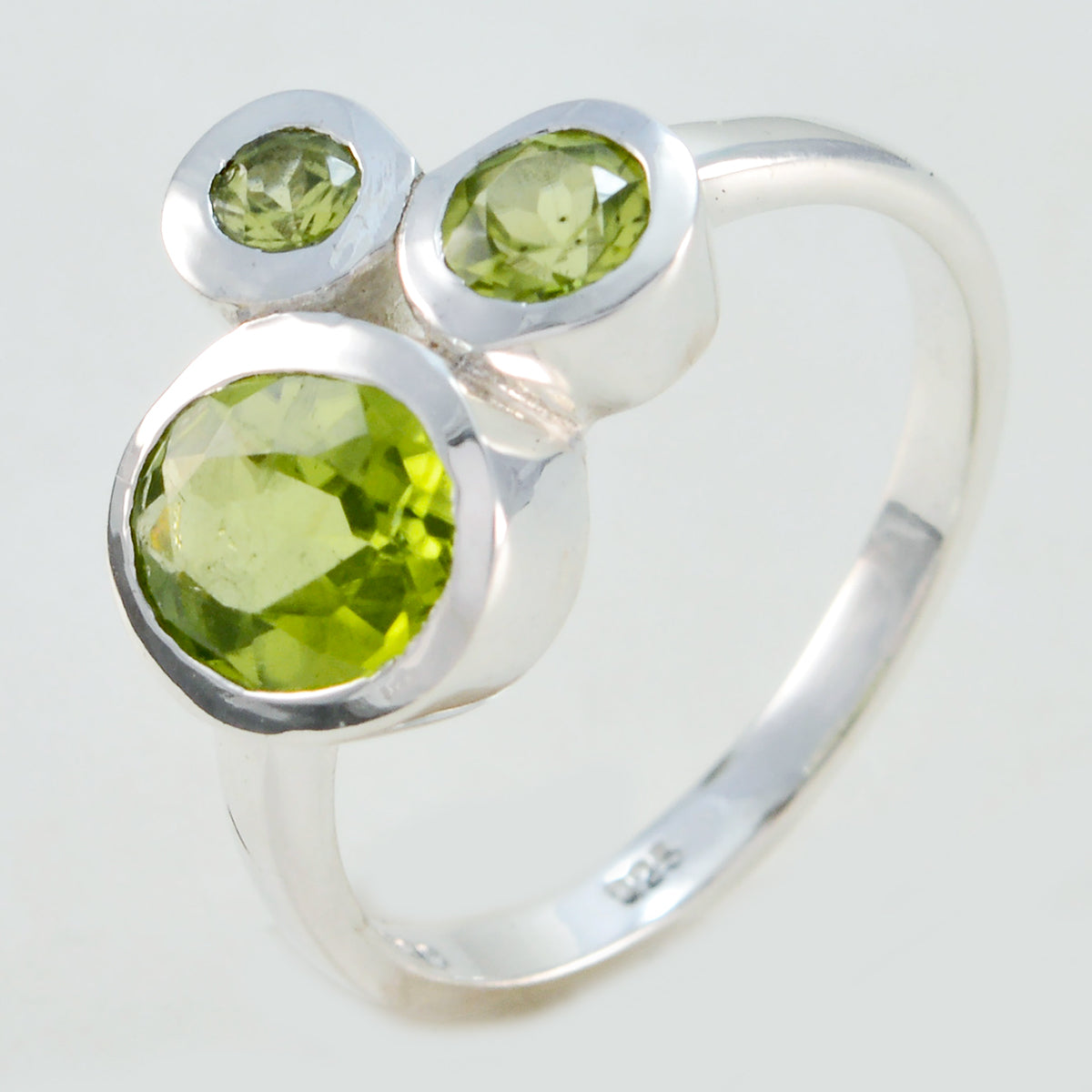 Peridot Trilogi Amerikanskt Sterlingsilver Gröna Ädelstenar Elegant Boho Ringsmycken Sekundär produktbild