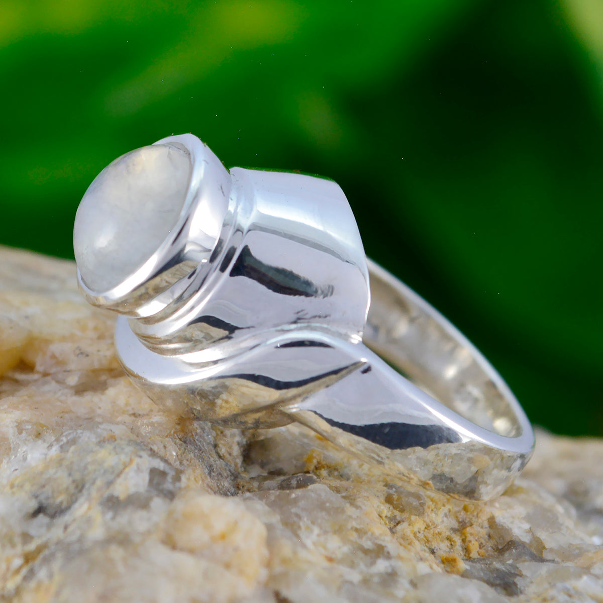 Rainbow Moonstone Solitaire Russian Sterling Silver White Gemstones Mid weight Glamorous Ring Jewellery