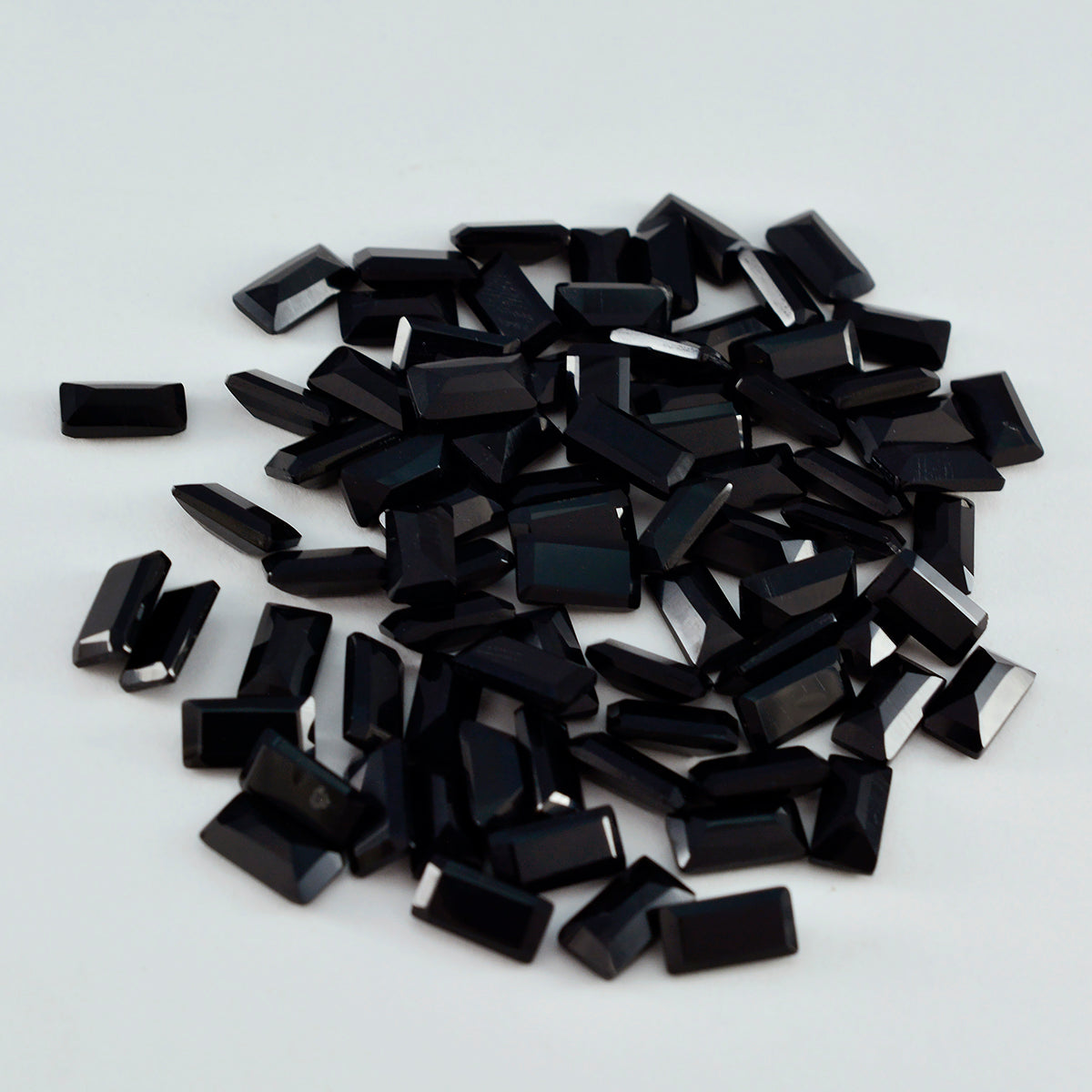 Black Onyx 10PC Tiny 2.5x5 MM Baguette Faceted Black Fiery Semi Precious Gems Immagine principale del prodotto