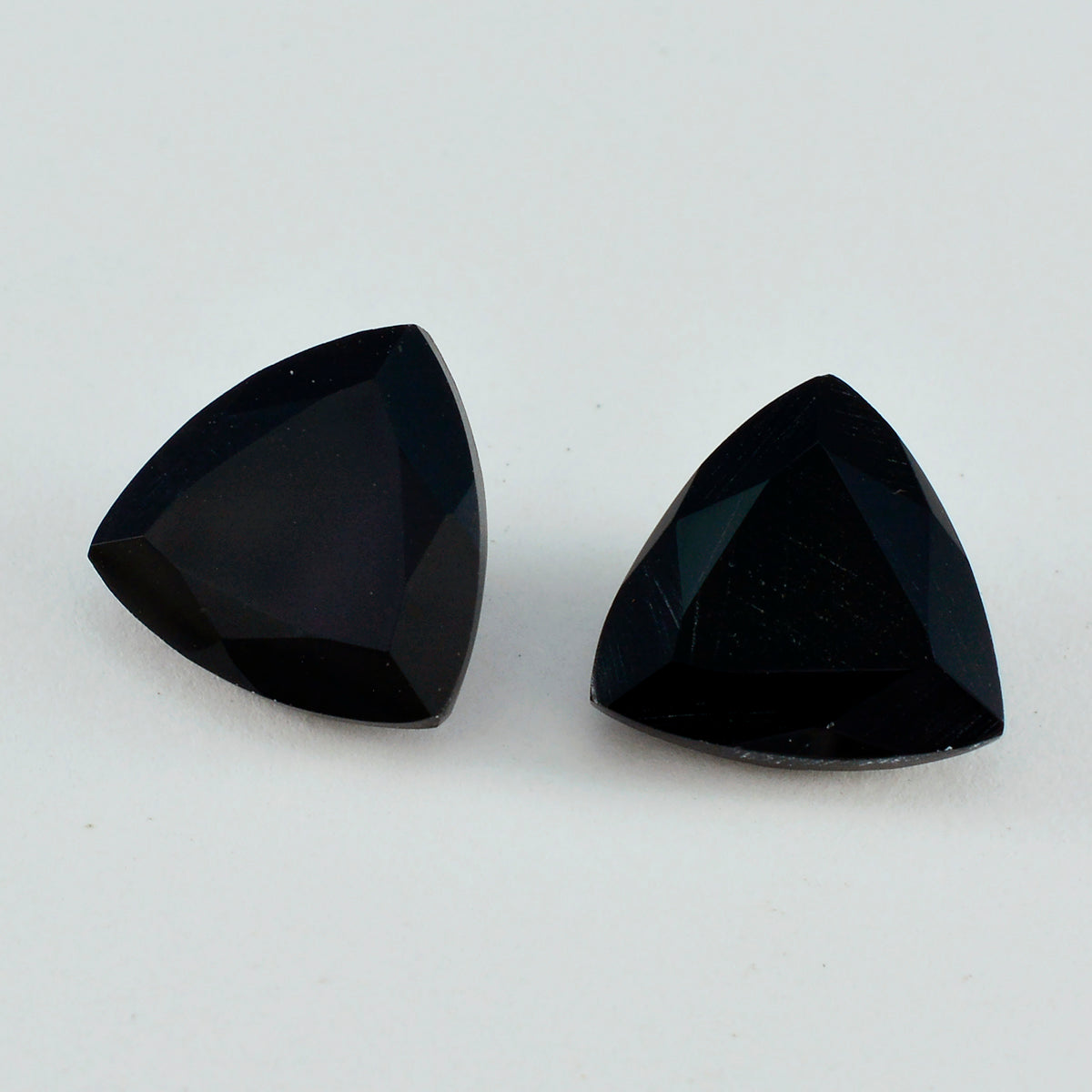 Black Onyx 10PC Tiny 5x5 MM Triangle Faceted Black Sparkling Semi Precious Gems Huvudsaklig produktbild