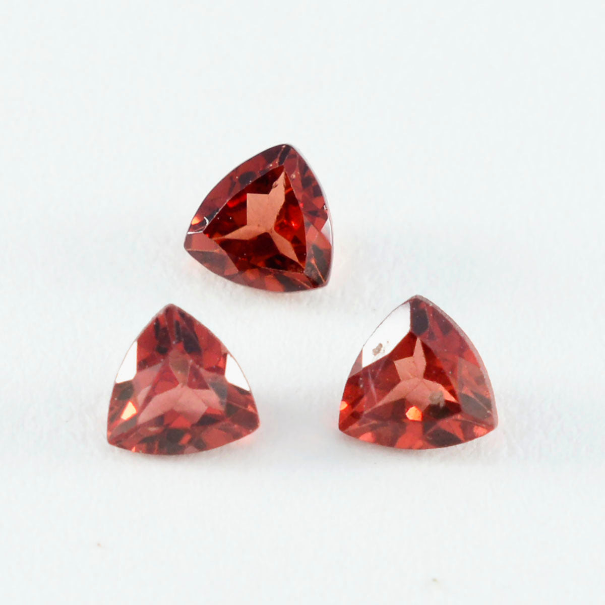 Garnet 1PC Medium 9x9 MM Triangle Faceted Red Lustrous Semi Precious Gems Huvudsaklig produktbild