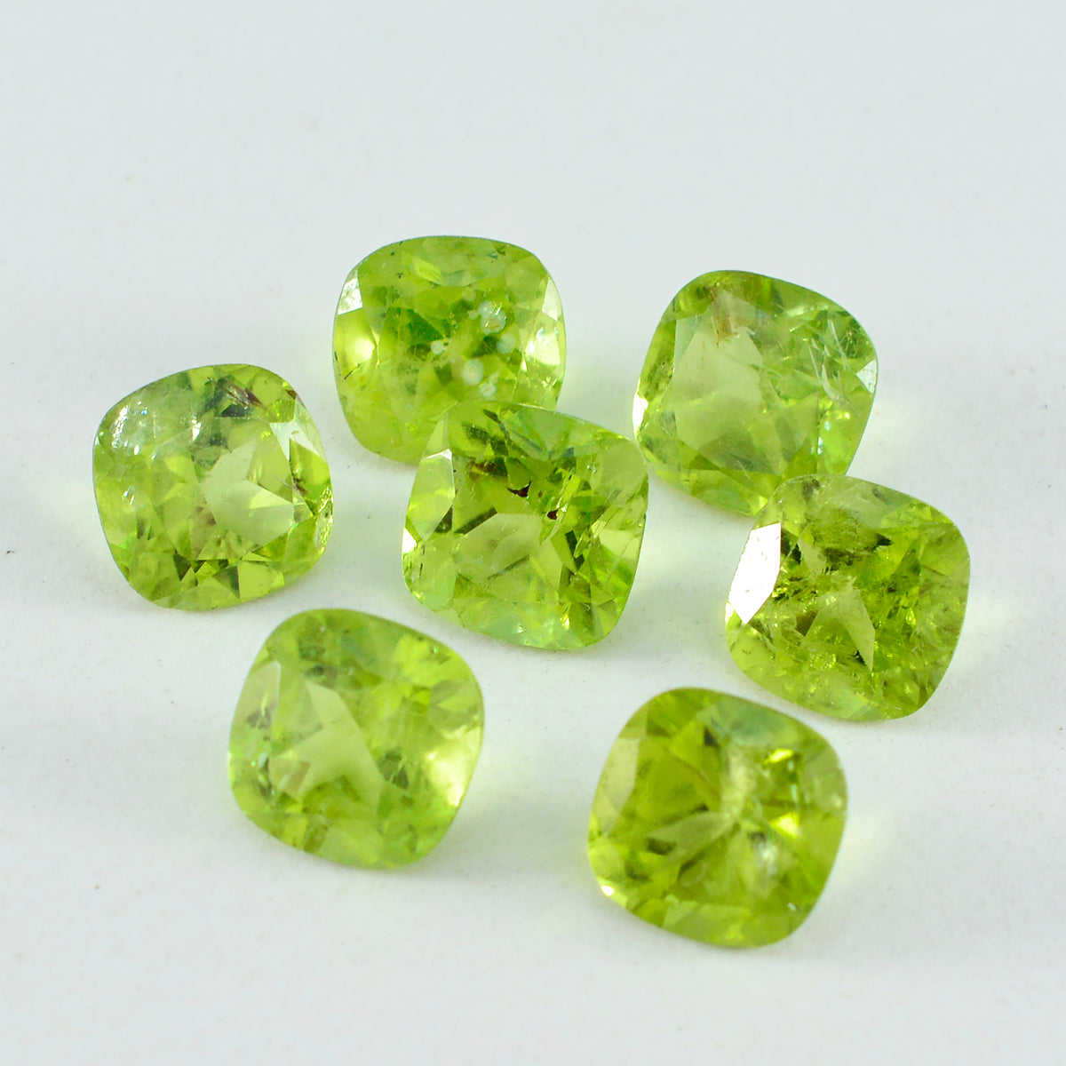 Peridot 10PC Tiny 4x4 MM Cushion Faceted Green Brilliant Semi Precious Loose Gemstones Immagine principale del prodotto