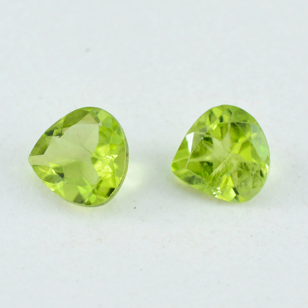 Peridot, 1 Stück, klein, 7 x 7 mm, Herz, facettiert, grün, herrlicher Halbedelstein, loser Edelstein Hauptbild