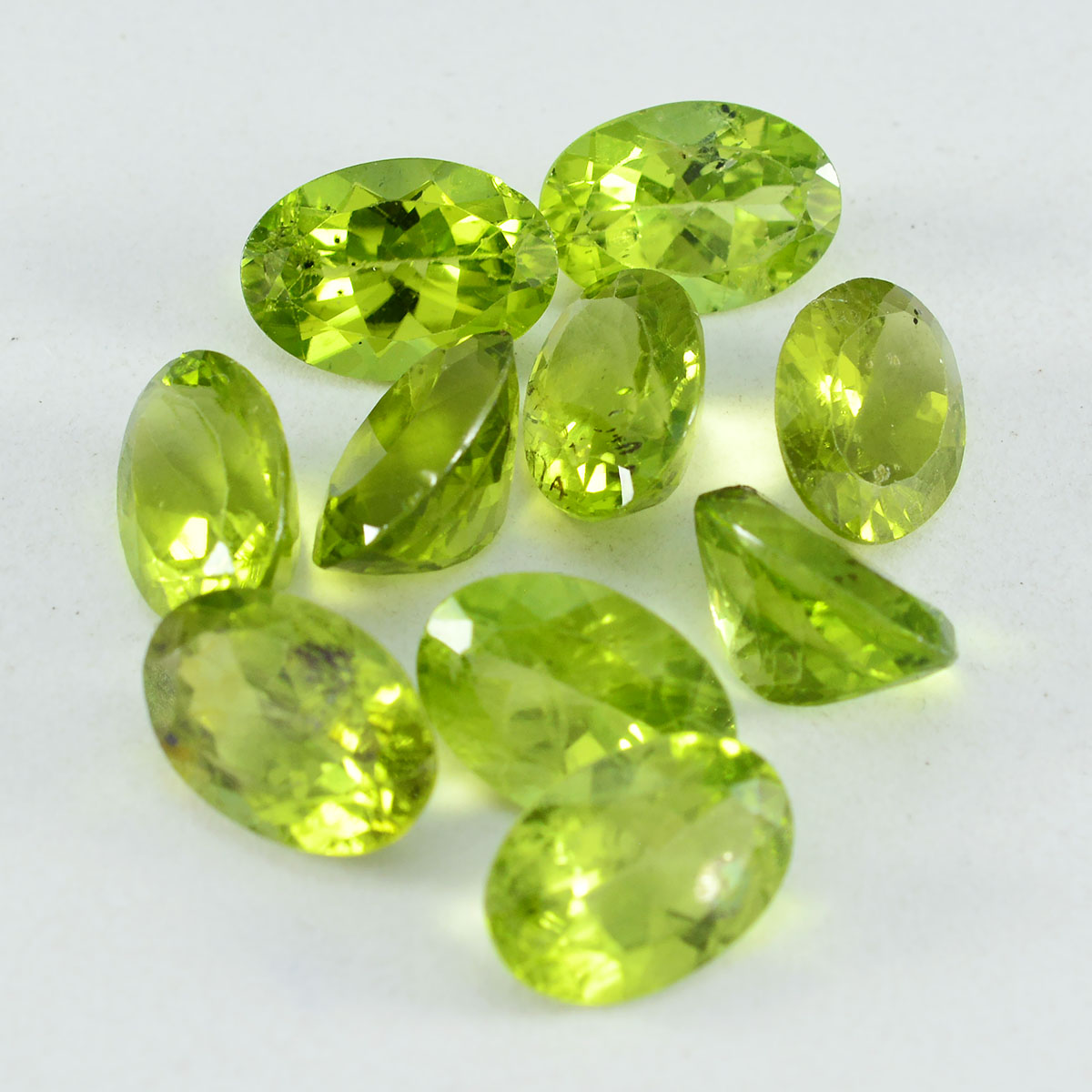 Peridot, 1 Stück, klein, 7 x 9 mm, oval, facettiert, grün, funkelnd, Halbedelsteine