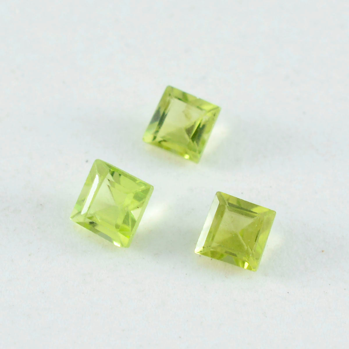 Peridot 1PC Tiny 6x6 MM Square Faceted Green Polished Semi Precious Loose Gems Immagine principale del prodotto