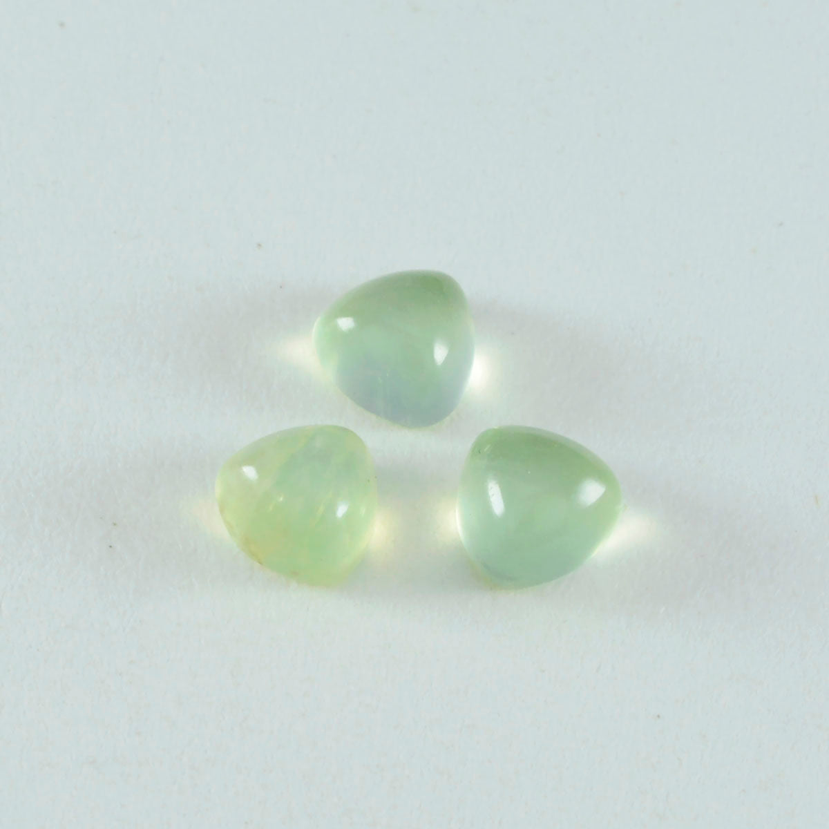 Prehnite 1PC Small 8x8 MM Triangle Cabochon Green Fiery semi Precious Gems Immagine principale del prodotto