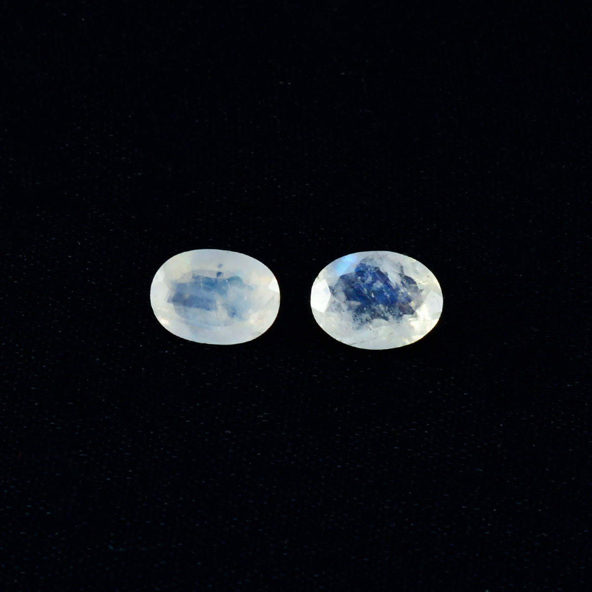 Rainbow Moonstone 1PC Small 6x8 MM Oval Faceted White Sparkling Semi Precious Gems Huvudsaklig produktbild