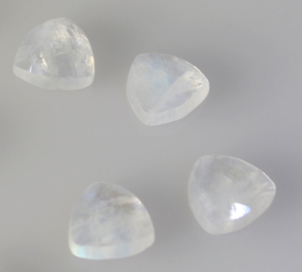 Regenbogen-Mondstein, 10 Stück, winzige 5 x 5 mm, dreieckig, facettiert, weiß, funkelnde Halbedelsteine