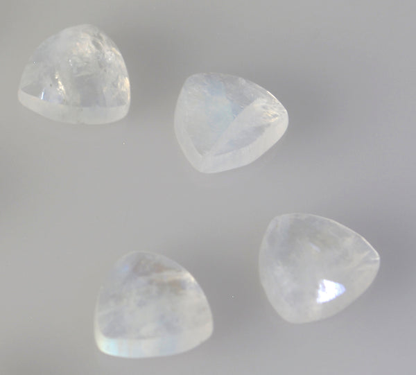 Regenbogen-Mondstein, 10 Stück, winzige 5 x 5 mm, dreieckig, facettiert, weiß, funkelnde Halbedelsteine