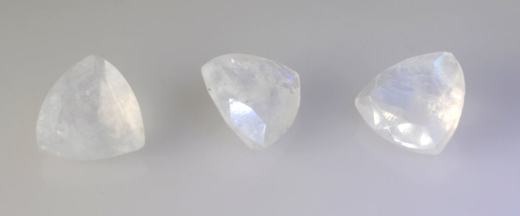 Regenbogen-Mondstein, 10 Stück, winzige 5 x 5 mm, dreieckig, facettiert, weiß, funkelnde Halbedelsteine