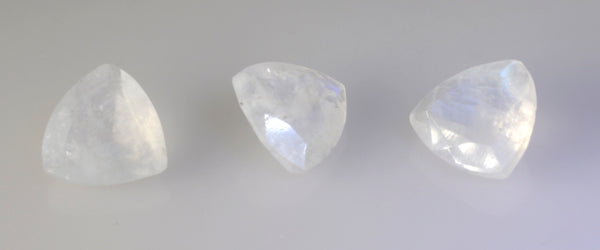 Regenbogen-Mondstein, 10 Stück, winzige 5 x 5 mm, dreieckig, facettiert, weiß, funkelnde Halbedelsteine