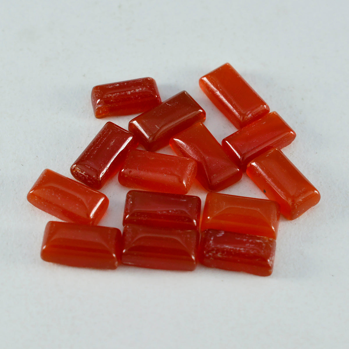 Roter Onyx, 1 Stück, klein, 6 x 12 mm, Baguette-Cabochon, rot, funkelnder Halbedelstein